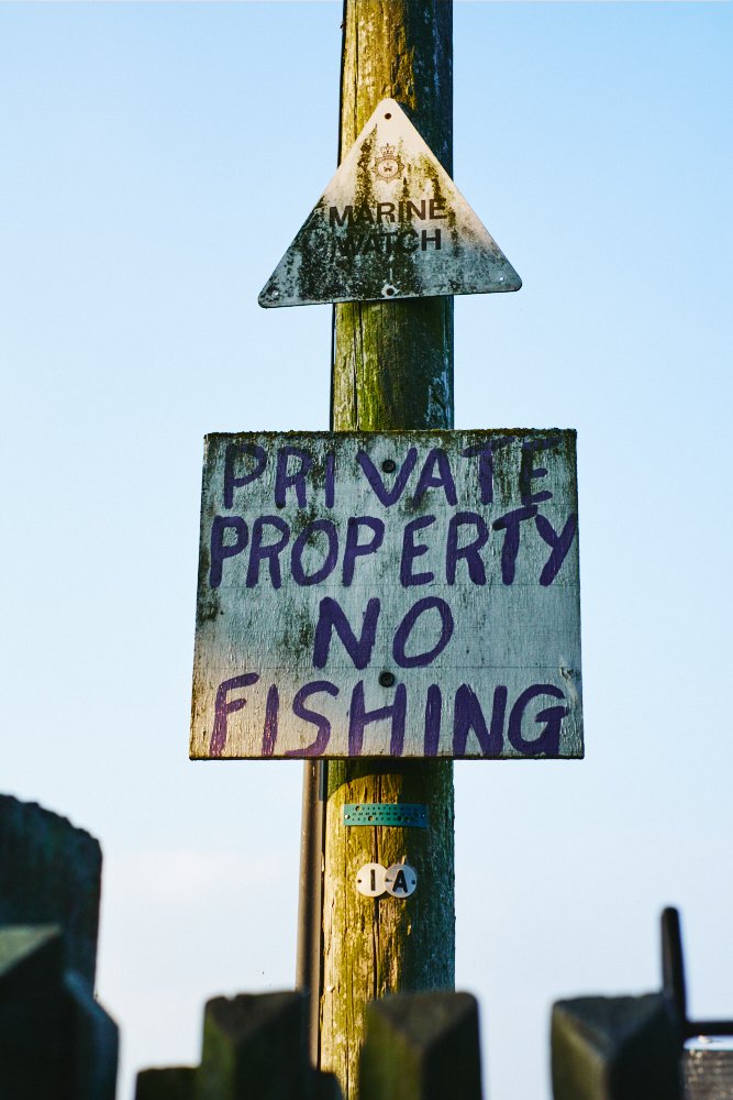‘no fishing’ sign