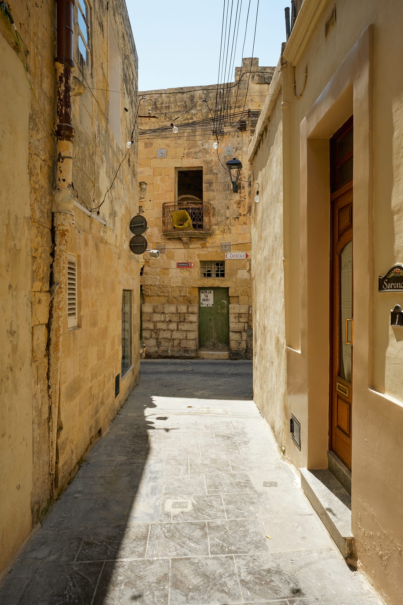 narrow alleyway