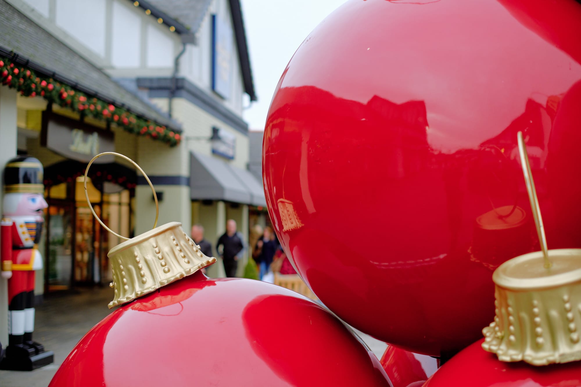 giant baubles, Cheshire Oaks retail park