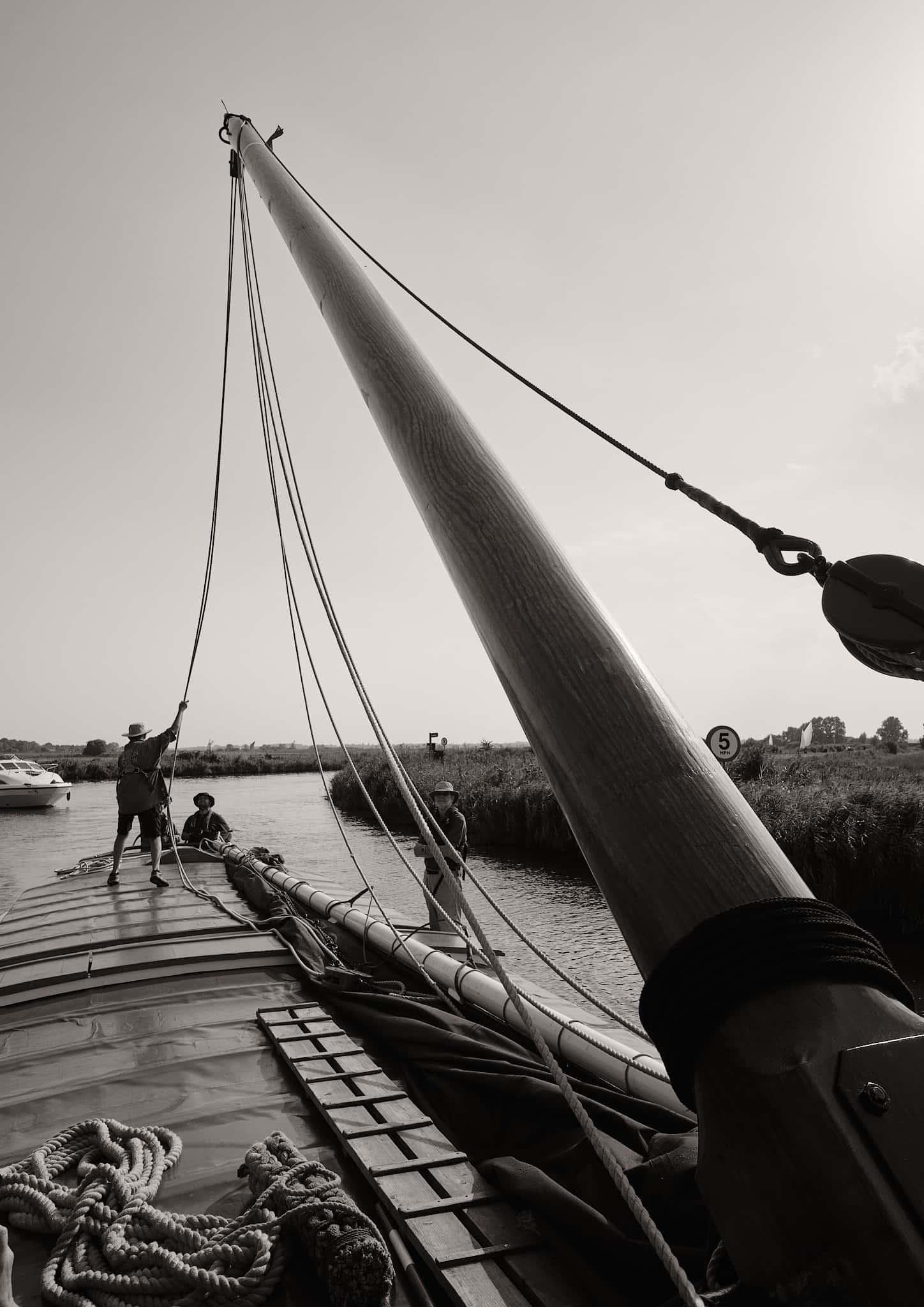 Lowering the mast ready to tie down the sail.